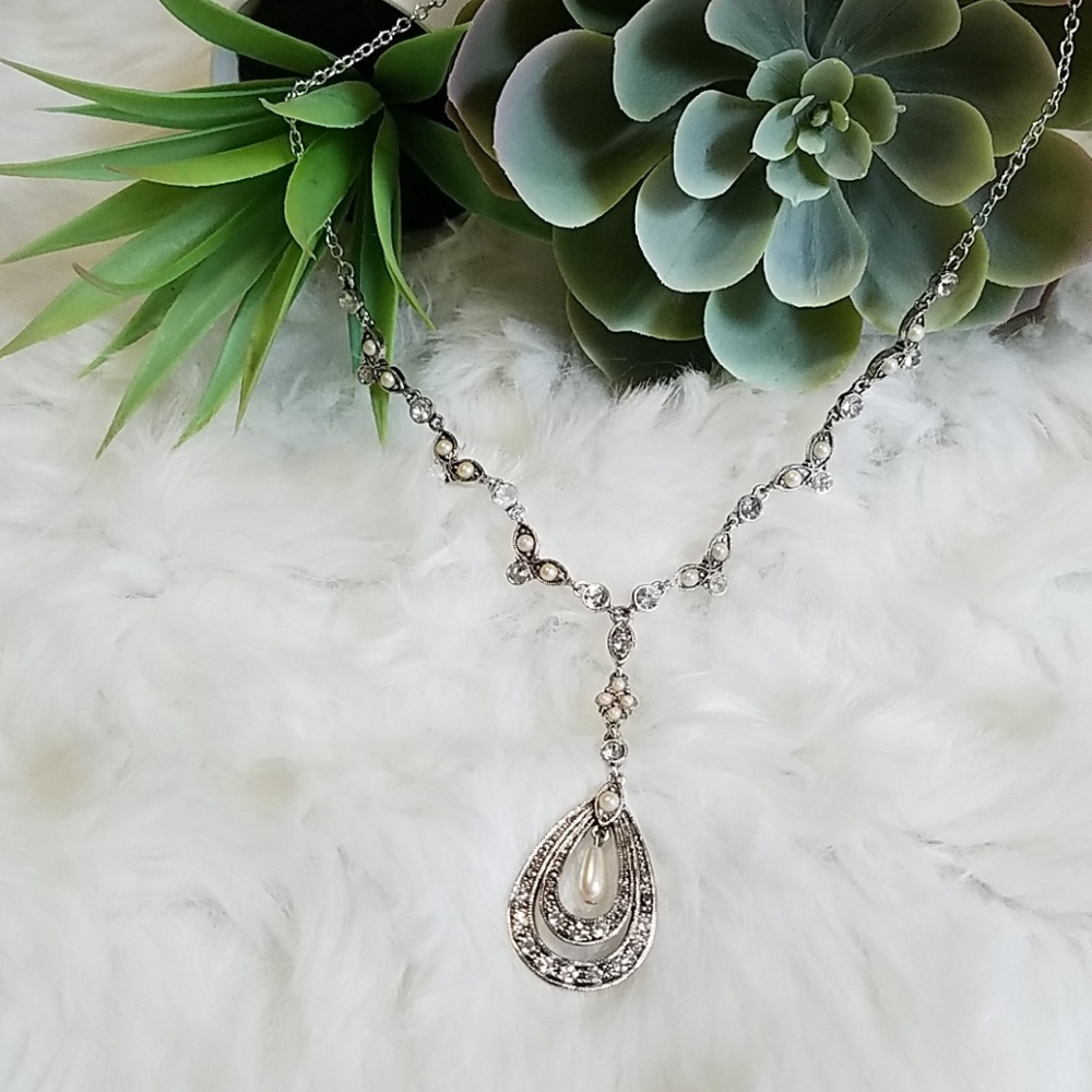 Silver and pearl necklace